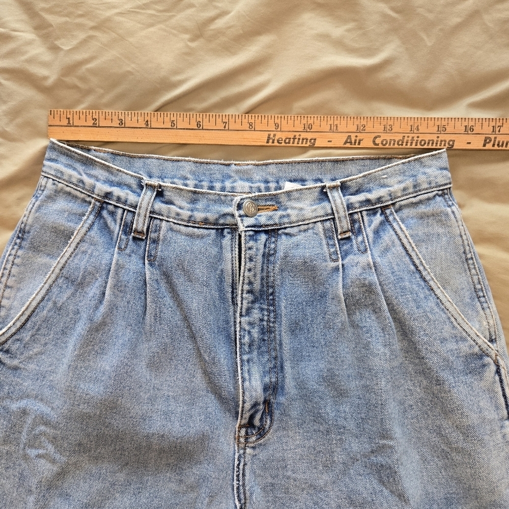 VTG 80s Bill Blass Denim Mom Jeans in a Light Wash - Picture 6 of 11